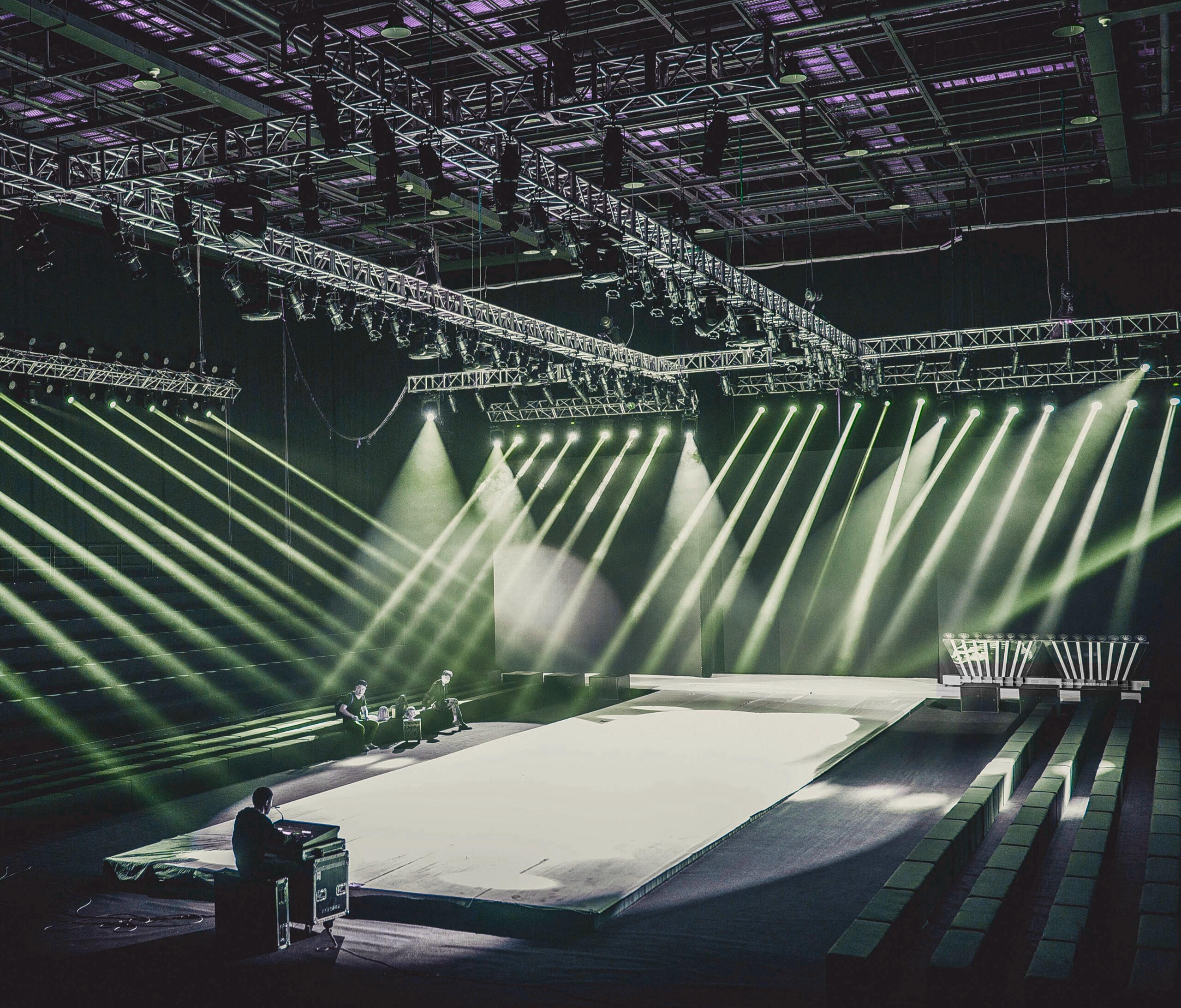 Installation technique et logistique maîtrisée Montage de scène pour un congrès d’entreprise dans l’Ain